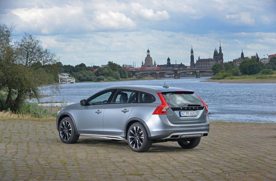  Volvo V60 T5 Cross Country 2015 года  (фото 15 из 38)